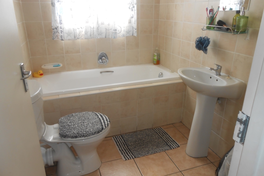 2 Bedroom Property for Sale in Vredekloof East Western Cape